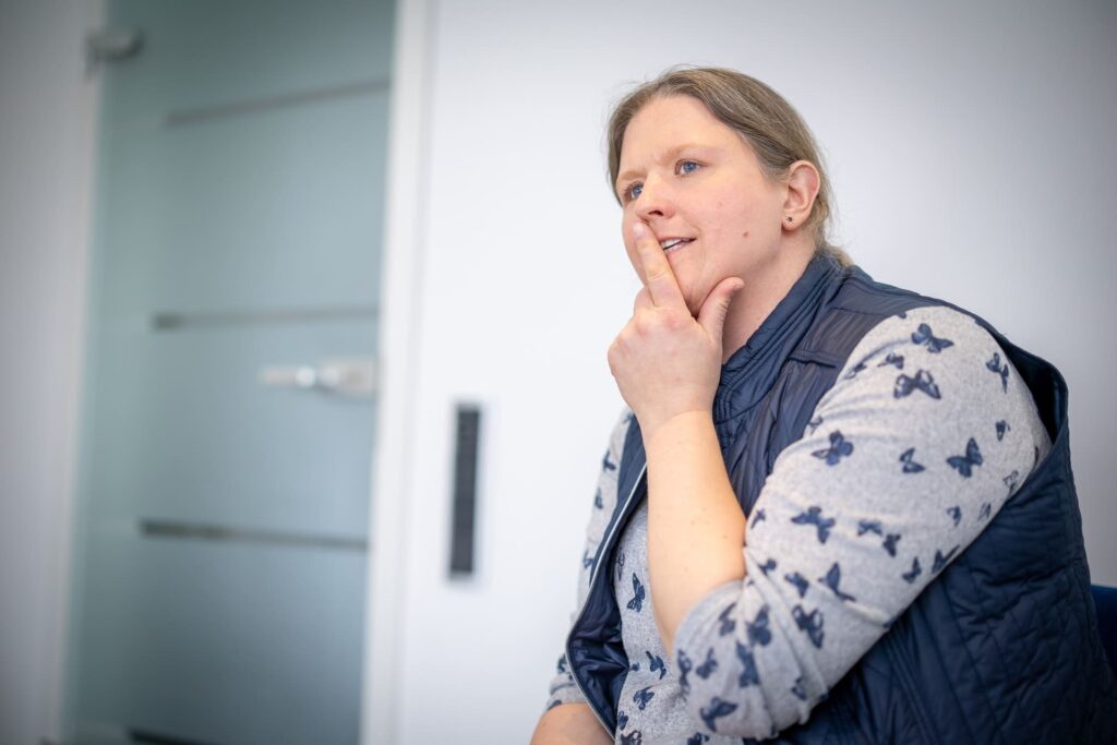 Birgit Sparenberg sitzt nachdenklich da