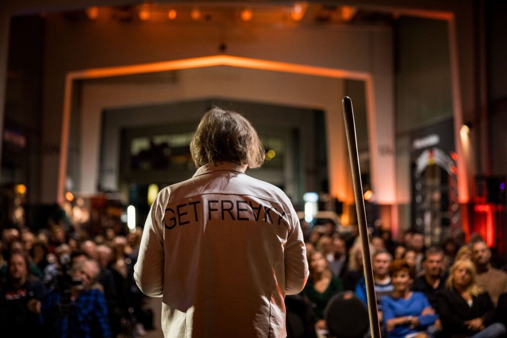 Birgit Sparenberg steht als Speakerin auf einer Bühne vor vielen Menschen